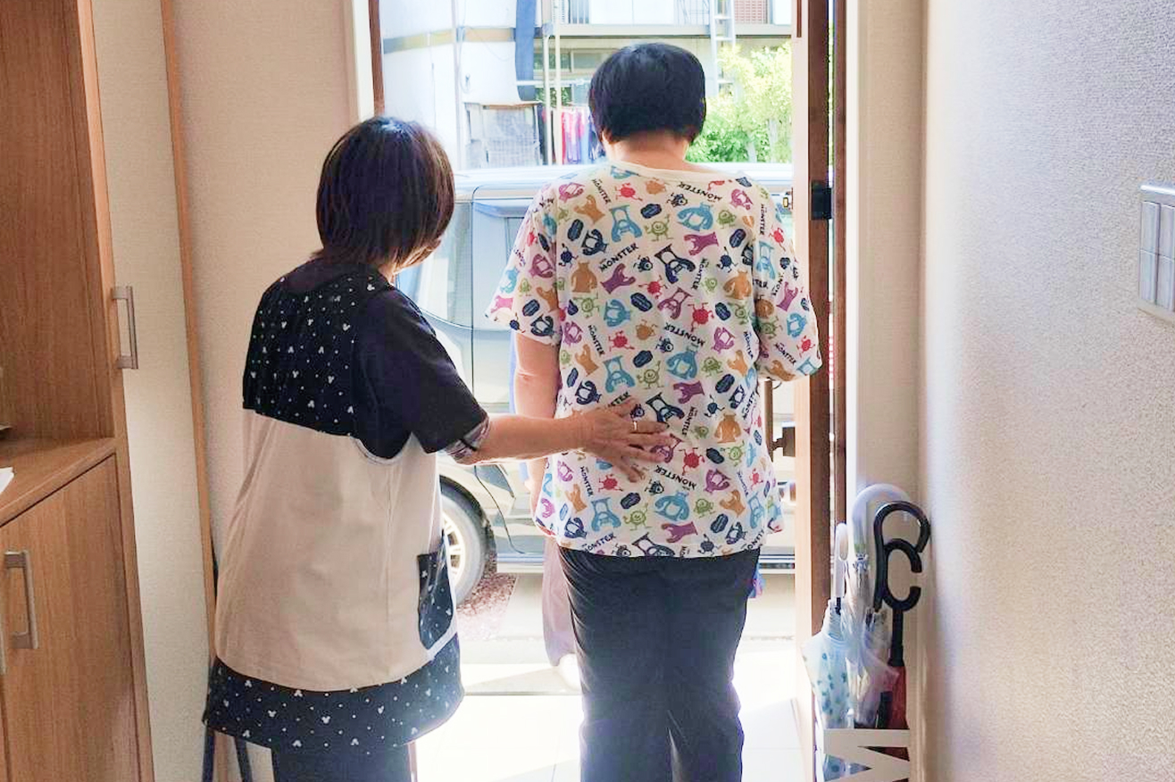スタッフが利用者を補助する様子