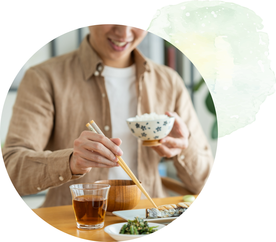 男性が食事をしている